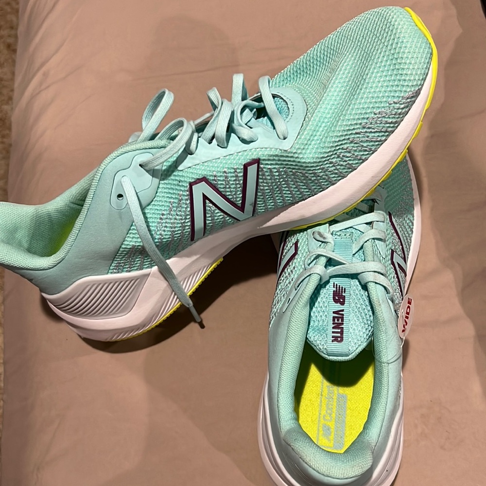 New Balance Women’s Sneaker size 11 wide BNWT